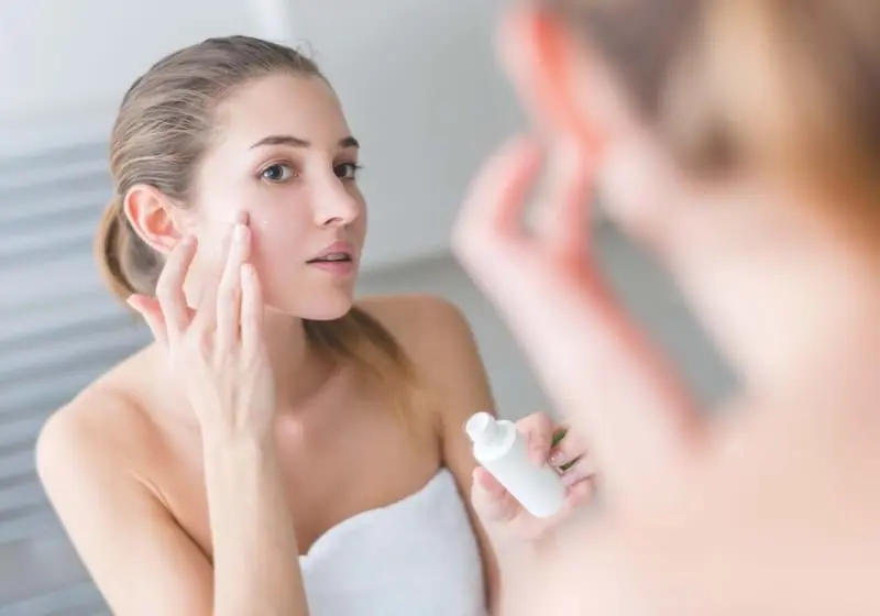 Tại sao bạn cần bổ sung các loại acid vào chu trình chăm sóc da mụn?
