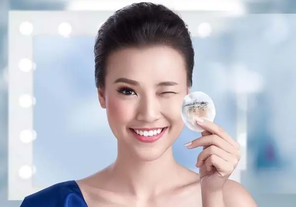 Nên tẩy trang mấy lần 1 ngày là đúng và đủ