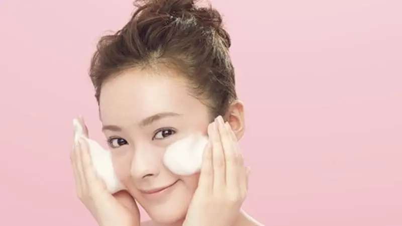 Học cách rửa mặt đúng cách cho làn da đẹp như sao Hàn