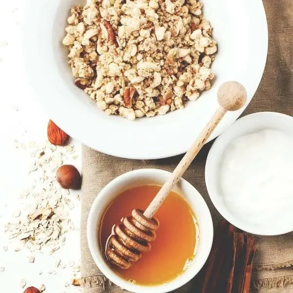 4 Cách tẩy tế bào chết môi tại nhà từ những nguyên liệu có ngay trong bếp!