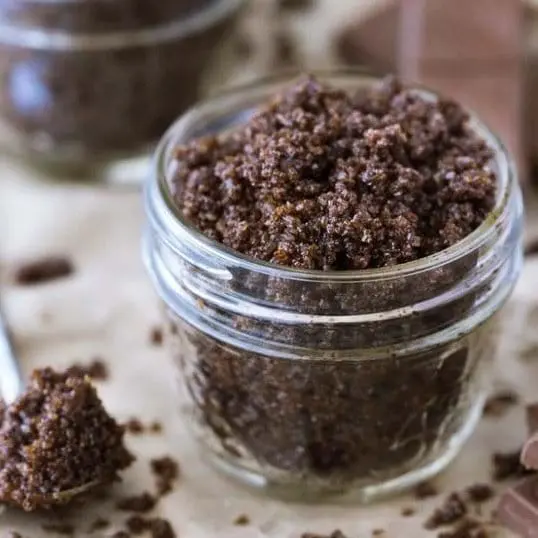 4 Cách tẩy tế bào chết môi tại nhà từ những nguyên liệu có ngay trong bếp!