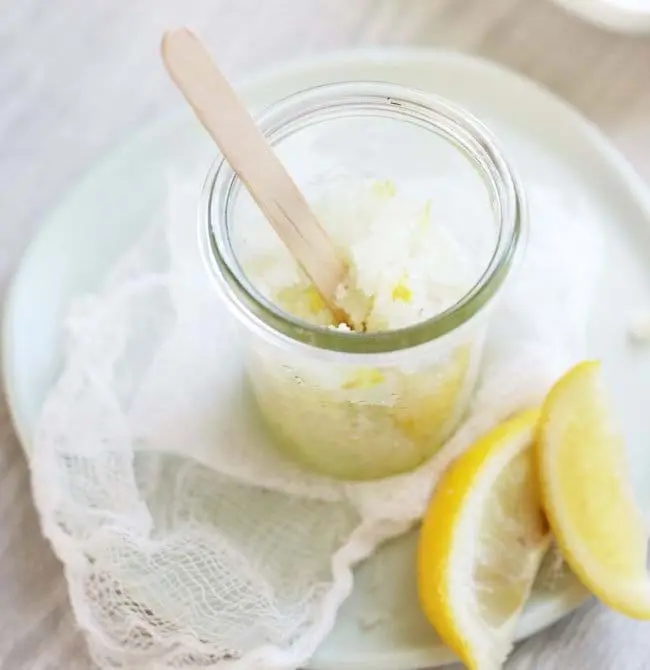 4 Cách tẩy tế bào chết môi tại nhà từ những nguyên liệu có ngay trong bếp!