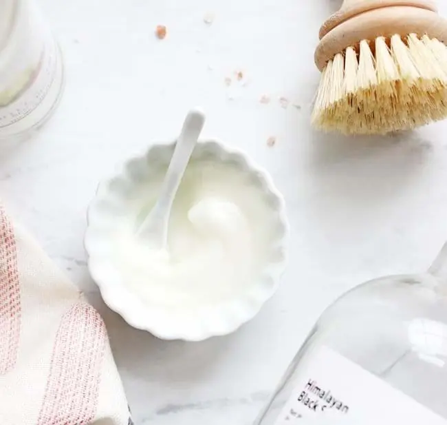 4 Cách tẩy tế bào chết môi tại nhà từ những nguyên liệu có ngay trong bếp!