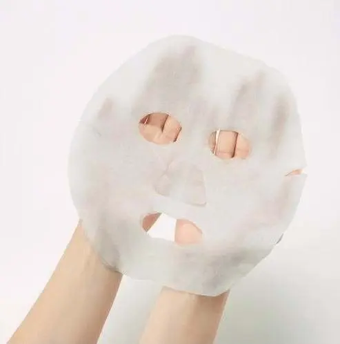 Đắp mặt nạ giấy dưỡng da cũng là cả một nghệ thuật