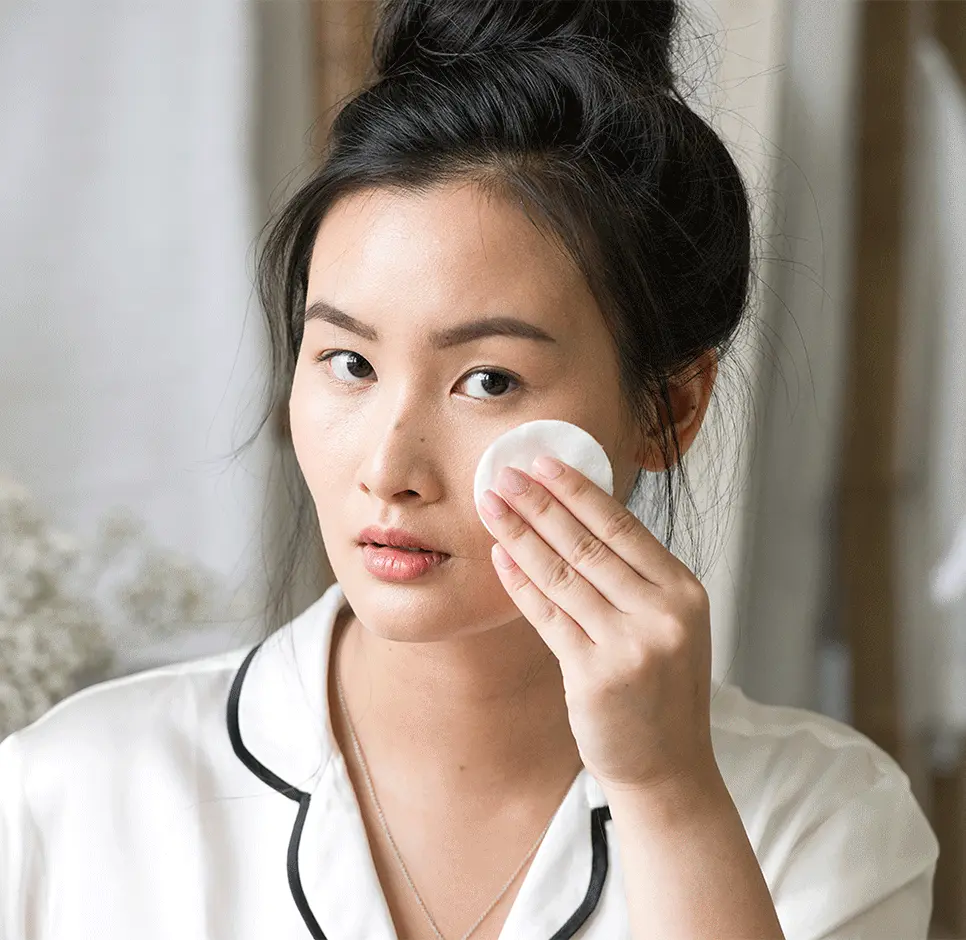 Đắp mặt nạ giấy dưỡng da cũng là cả một nghệ thuật