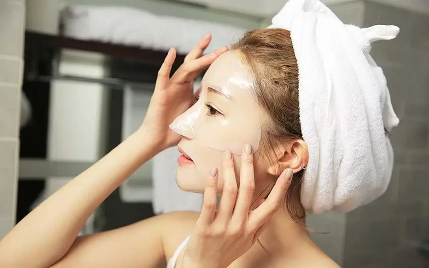 Đắp mặt nạ giấy dưỡng da cũng là cả một nghệ thuật