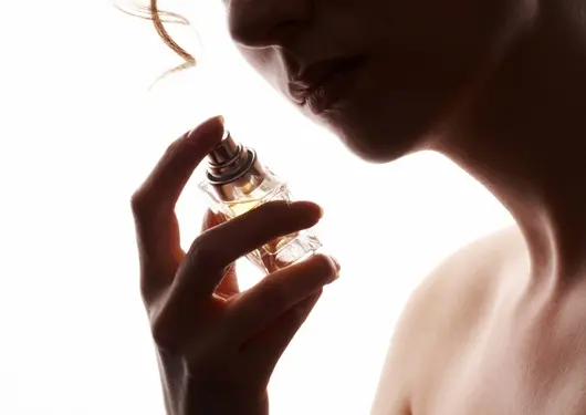 Vì sao phụ nữ nên dùng nước hoa?